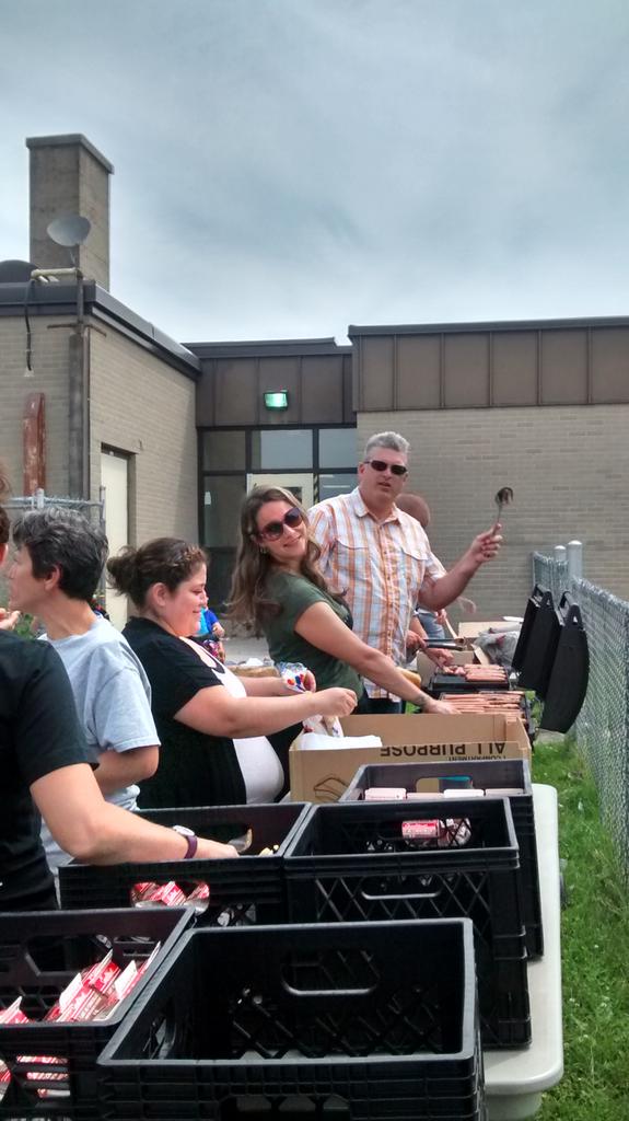 RobertaLP4's tweet image. @alcdsb_hfmy @ALCDSB @MsJPickles @NicoleBrioux @j_p_r_3  #GoodTimesAtTheFam #GonnaMissThisCommunity #ClassJoy