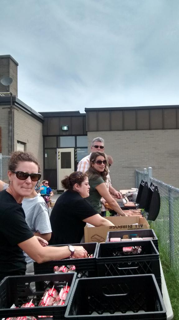 RobertaLP4's tweet image. @alcdsb_hfmy @ALCDSB @MsJPickles @NicoleBrioux @j_p_r_3  #GoodTimesAtTheFam #GonnaMissThisCommunity #ClassJoy