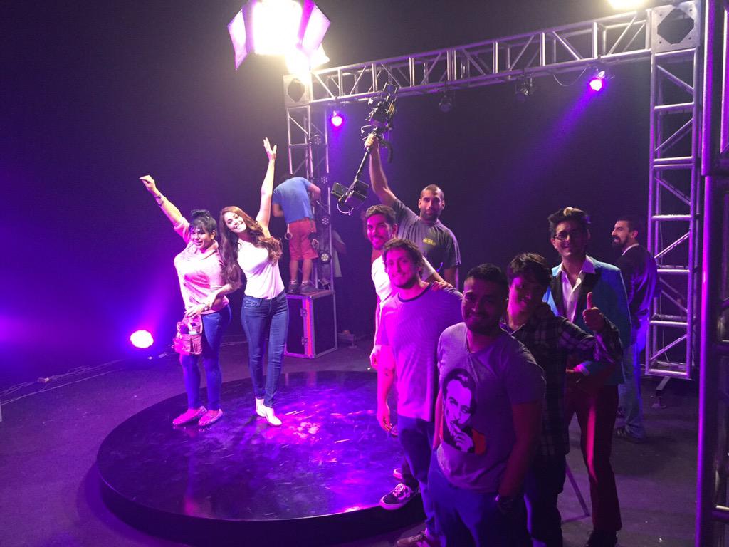 KarenSchwarz's tweet image. Mientras que todos celebran el triunfo peruano, por acá seguimos grabando comercial. #ArribaPerú