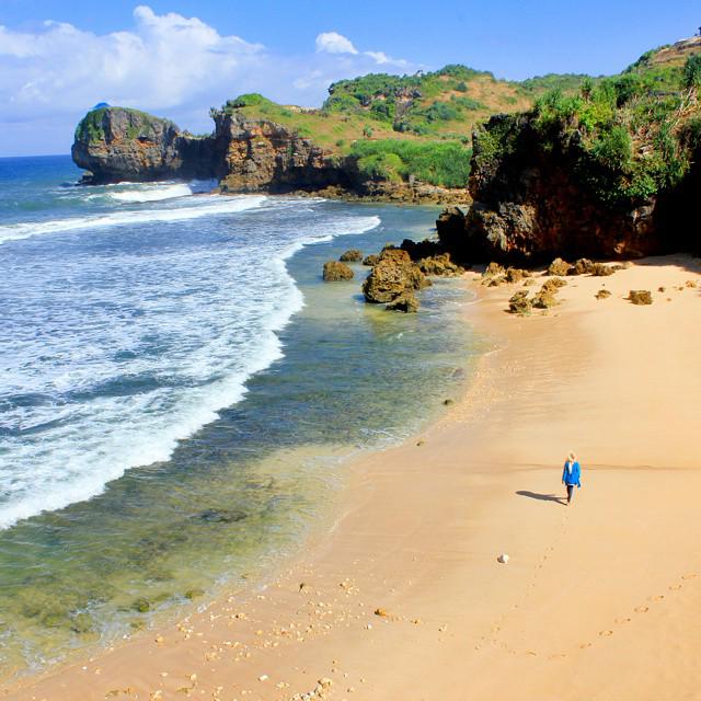 Pantai Ngeden, Dusun Bedalo, Desa Krambilsawit, Kec.Saptosari, Gunungkidul.
Info >> instagram.com/p/3_gcy-mccL/