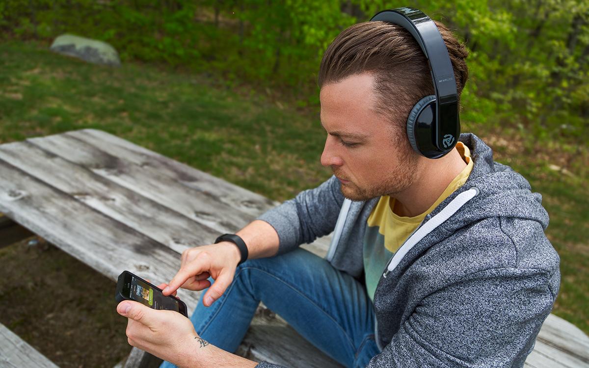 Numark's tweet photo. #HFwireless Headphones coming July $99 http://t.co/6NWVNjFBXN