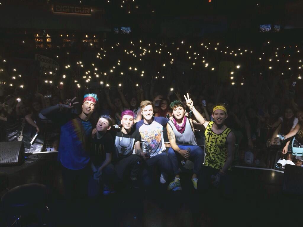 o2Iimagines's tweet photo. Seeing the movie made me realize how much I really miss these o2l weirdos😭💕 http://t.co/igcU1V5cim