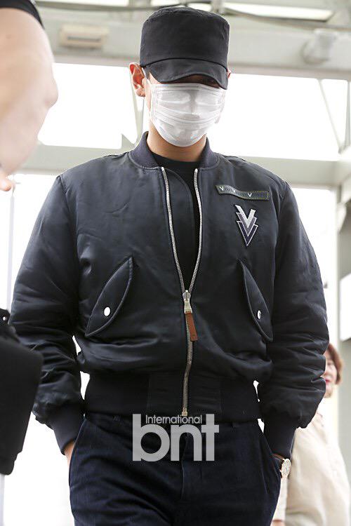 [26/6/15][Pho] BIGBANG tại sân bay Incheon đến Đại Liên, Trung Quốc CIYtzsGUYAEo9cj