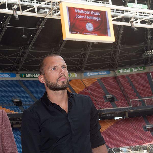 Indo_Ajax's tweet photo. Welkom thuis John Heitinga #Ajax http://t.co/5LVU1JpTBE