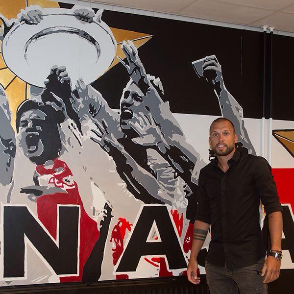 Indo_Ajax's tweet photo. Welkom thuis John Heitinga #Ajax http://t.co/5LVU1JpTBE