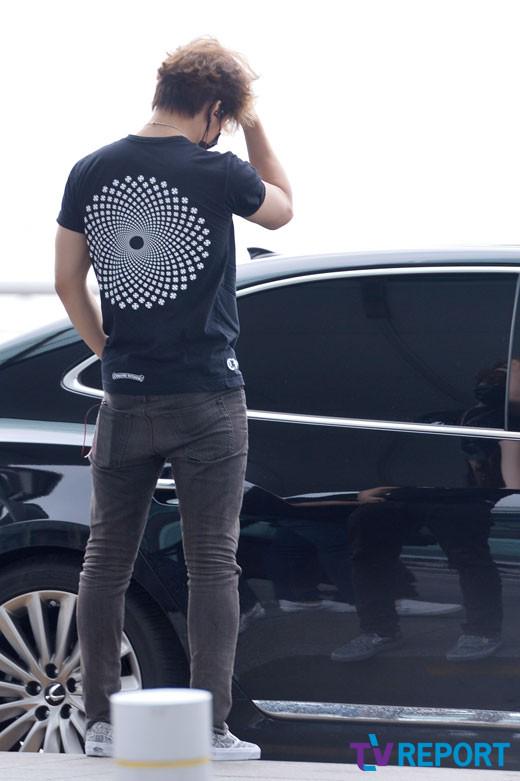 [26/6/15][Pho] BIGBANG tại sân bay Incheon đến Đại Liên, Trung Quốc CIYubqMUMAAZlgI