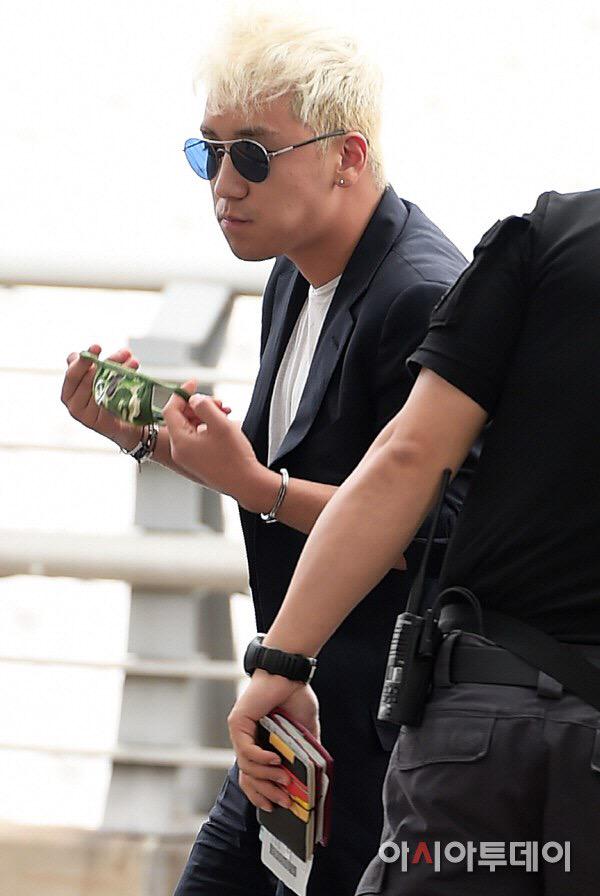 [26/6/15][Pho] BIGBANG tại sân bay Incheon đến Đại Liên, Trung Quốc CIYut6tUMAAobg4