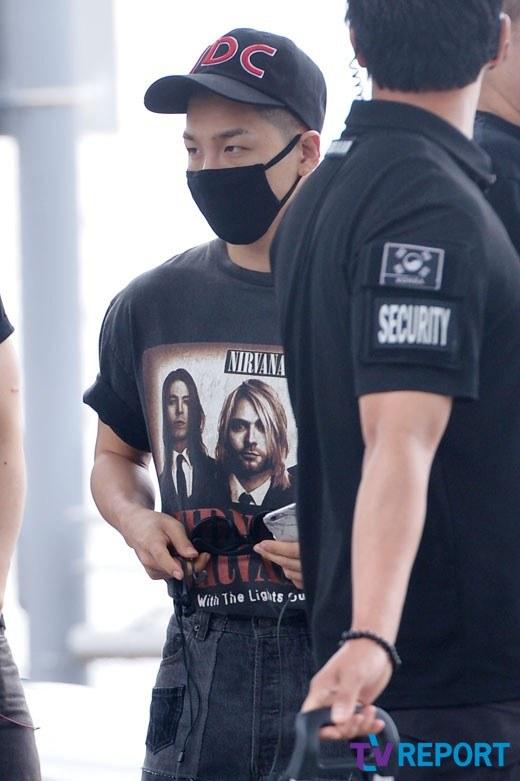 [26/6/15][Pho] BIGBANG tại sân bay Incheon đến Đại Liên, Trung Quốc CIYwlmGUwAACld8
