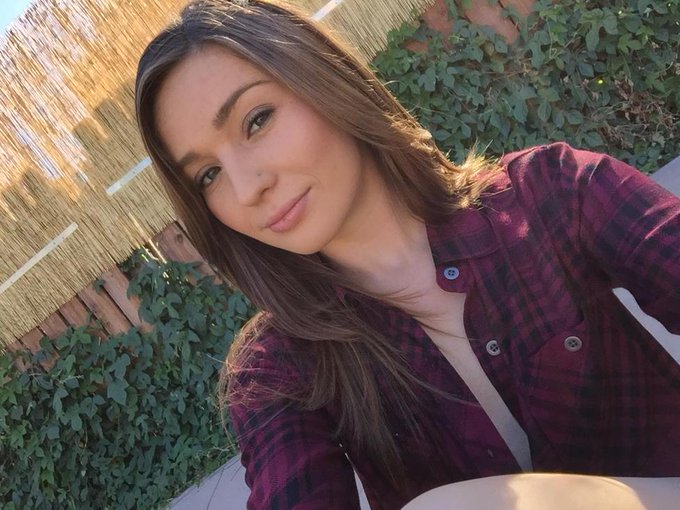 Watch Emma Ryder's leaked NSFW photo on TwXstars