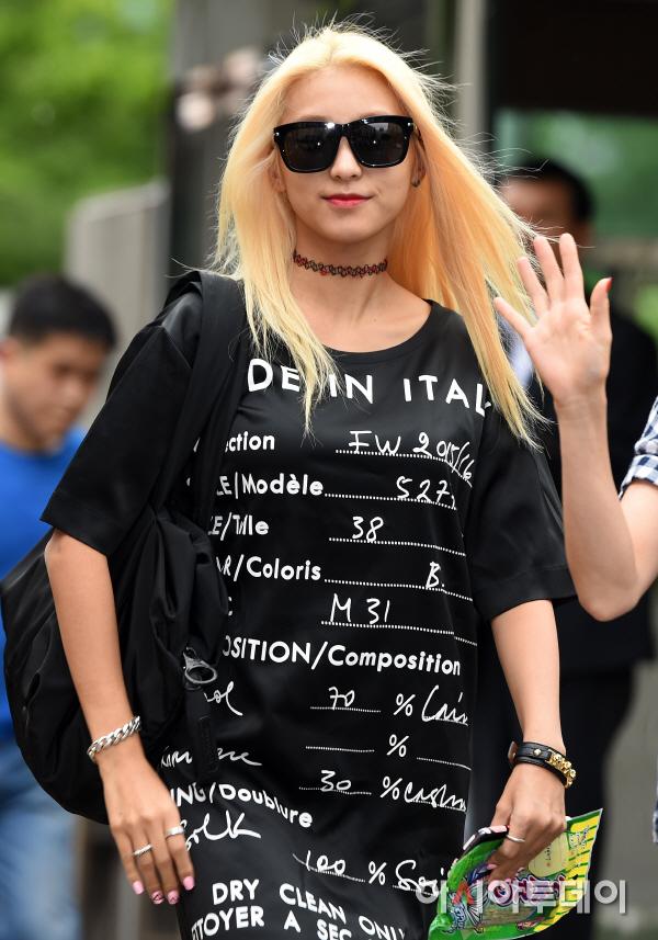 [PHOTOS] 150626 #SiSTAR Bora otw Music Bank (x.com/sethrobot tagged) #shakeit #starshipindopost