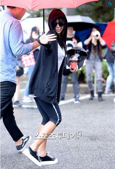 STARSHIPindo's tweet photo. [PHOTOS] 150626 #SiSTAR Hyolyn otw Music Bank (cr.as tagged) #shakeit #starshipindopost http://t.co/sSVF8UEarV