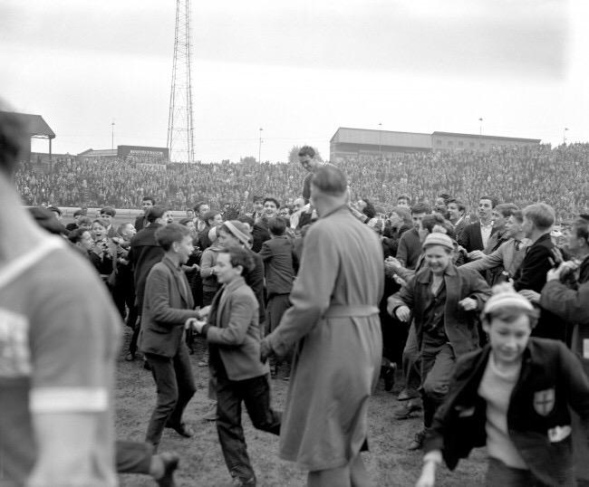 Theleaguemag's tweet photo. Jimmy Greaves is chaired off the pitch after his final game for Chelsea http://t.co/7E1IL10a2R