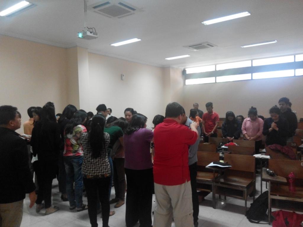 PMKHUKUMUGM's tweet photo. PERSEKUTUAN UMUM, PMK Hukum UGM hari ini bersama Trinity Center Singapore &amp; Student Mission Movement http://t.co/Q0AFhNZSYP
