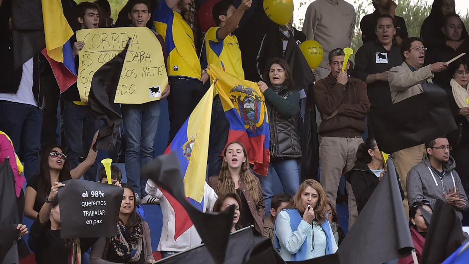 CNNEE's tweet photo. Alcalde de Guayaquil lidera protestas contra el gobierno de Correa http://t.co/Twv1dcl6vn #Ecuador http://t.co/TxlgIl38RA