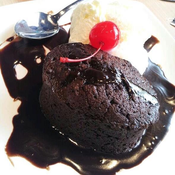 FishCoPh's tweet photo. You deserve a serving of Hot Fudge Chocolate Cake from #FishCoPh. ;) http://t.co/aBFN1ROA6q
