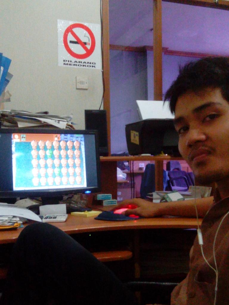 billy_karunia's tweet photo. Edisi gabuts di kantor=D http://t.co/qdU2zmgLcw