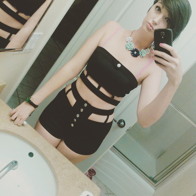 New outfit xxx http://t.co/8lBqpNB9uz<a href="/tag/atl"class="tags"><span>#atl</span></a><a href="/tag/purplehair"class="tags"><span>#purplehair</span></a>