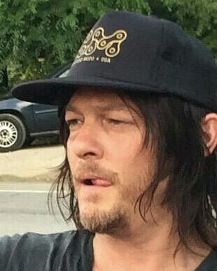 doggiedoc21's tweet photo. Well #TWDFamily, what can I say? It's been another day in paradise!!! HA!! Hope y'all have sweet Reedus dreams!!!😁💜💕 http://t.co/9DMR1vBFJH