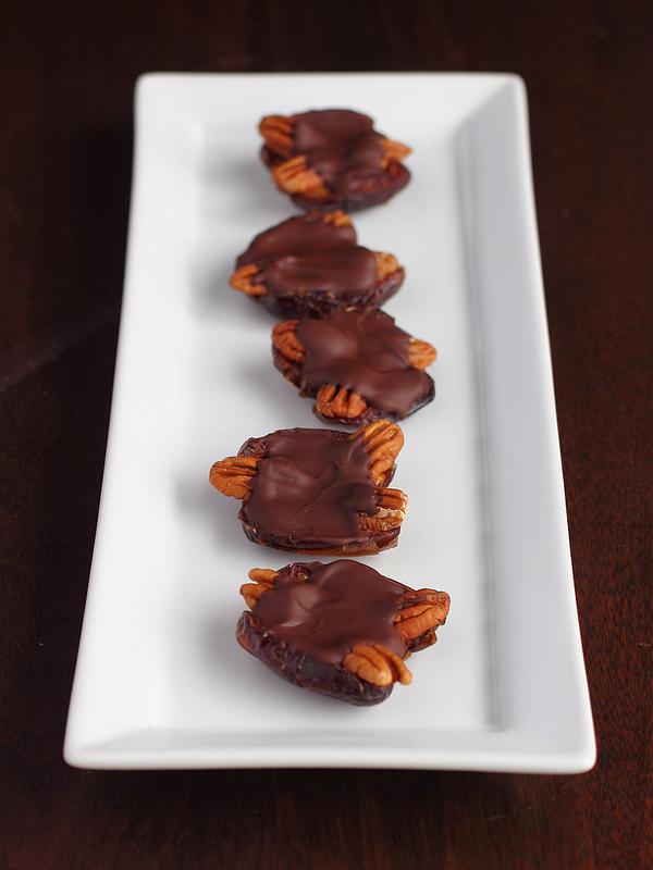 Recommended bgt utk cobain buat "Vegan Pecan Caramel Clusters with Medjool Dates" goo.gl/KyYGGF