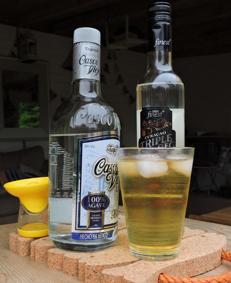 tequilapunch's tweet photo. The sun heightens the taste buds. Possibly BS, but a line to run with when you need a drink! http://t.co/rDpjfFVOqZ http://t.co/6FsaKsLrBE