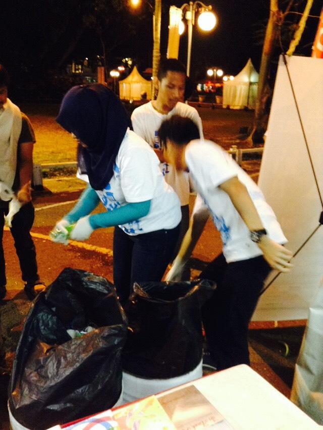 cleanactionid's tweet photo. Belajar &amp; latian bareng2 #PilahSampah di booth @recyclebank_ID yuk di @islamicfest #goodfestival. Seruuu! http://t.co/9KiWa8ngoC