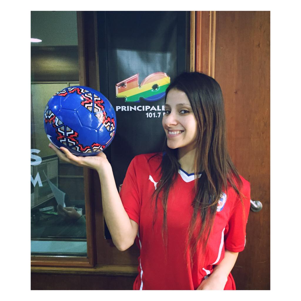 40ChileOficial's tweet photo. Comenzó #Pagina40 y hoy @martinaorrego vuelve a regalar la camiseta oficial de La Roja + la pelota así que atent@s!!! http://t.co/j10mrNvdJy