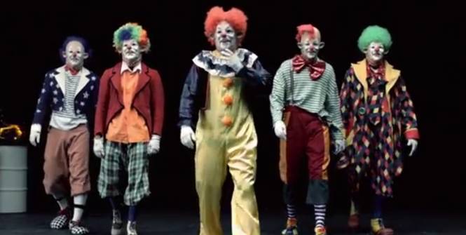 lequipe's tweet photo. Paul Pogba se déguise en clown pour présenter le nouveau maillot de la Juventus http://t.co/6AtVXoEudW http://t.co/5wmIt8QpHt