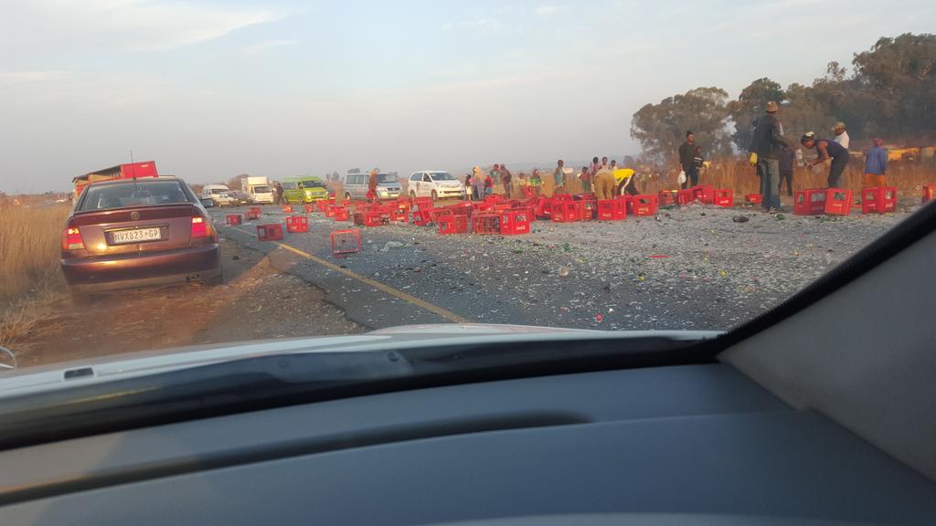 zeenatbaba's tweet photo. @gwalax traffic on R559 towards randfontein due to coca cola crates falling of the truck . http://t.co/5HbeSuCl5z