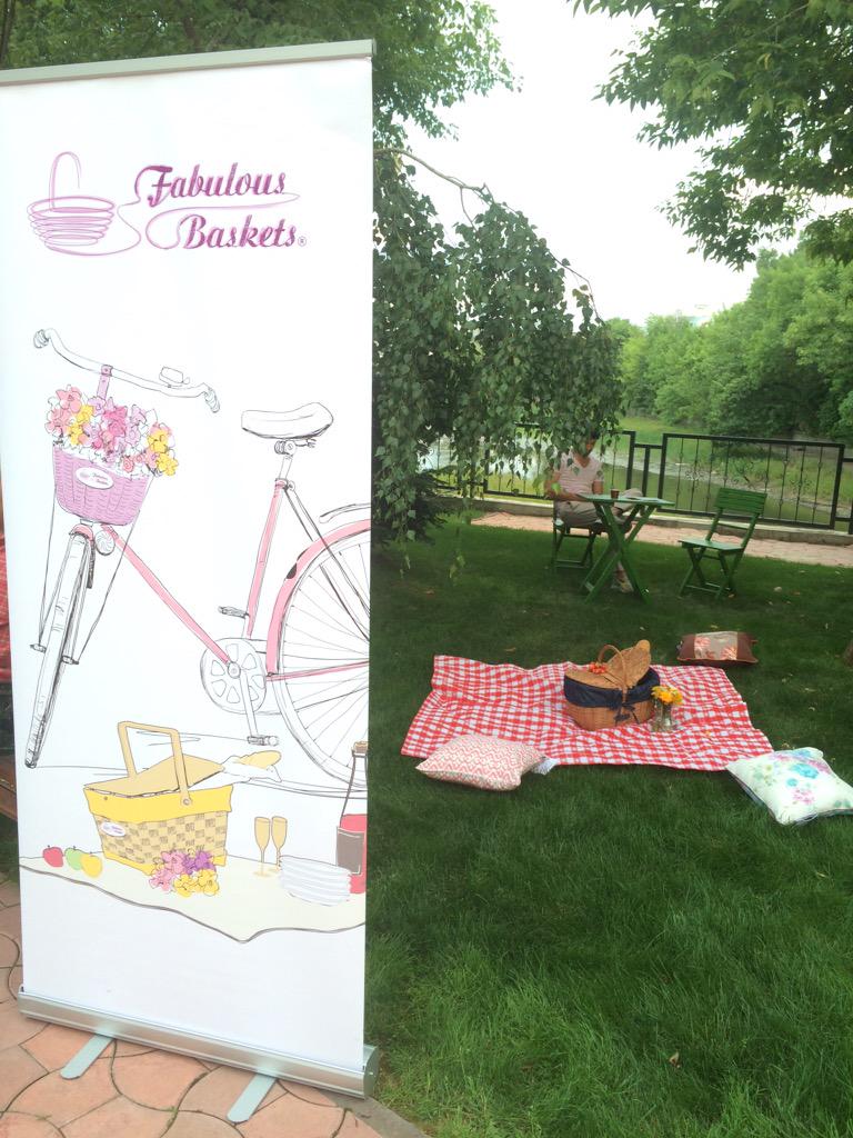 BasketsFabulous's tweet photo. Smile...it's FRIDAY:)
#FabulousBaskets #WeekendIsHere http://t.co/o0TZ6IzExg