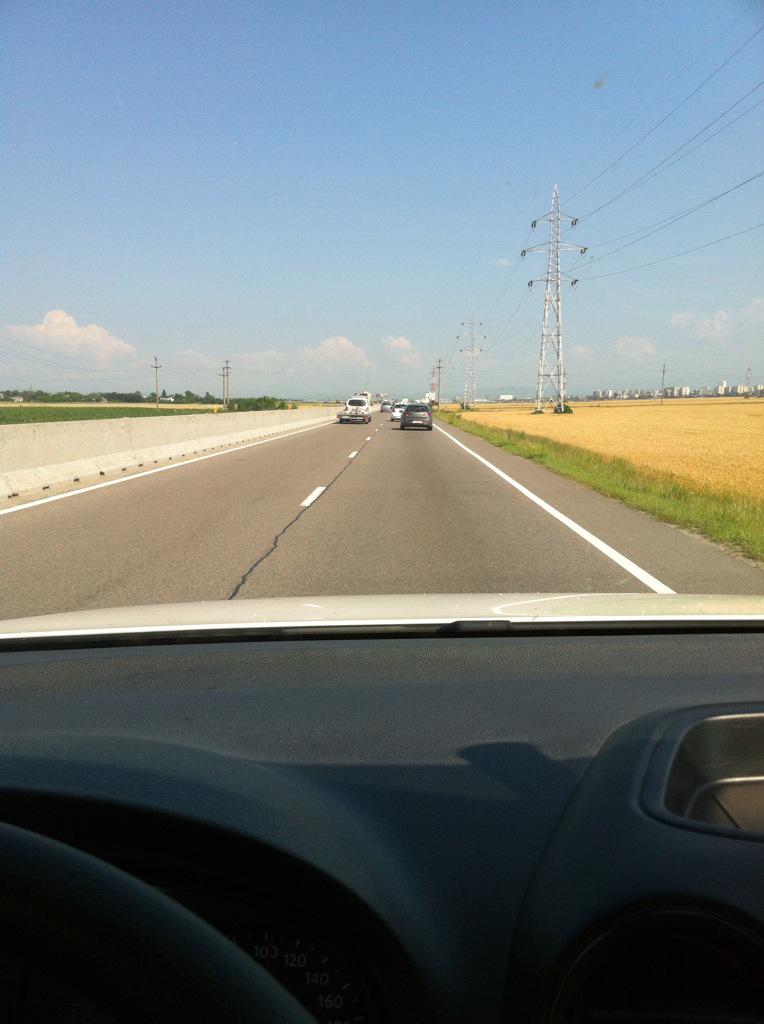 IvanGabriel194's tweet photo. Sa tot conduci asa. Ma încadrez la #cerulmeu ? :D http://t.co/3XPYlpFfrK