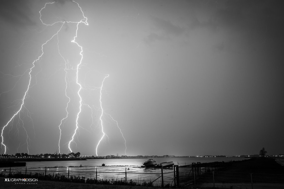 Verkoelend buitje.... Foto genomen vanaf sluizen bij dijk naar Enkhuizen door <a href="/xsgraphicdesign/">Xander Haenen</a>