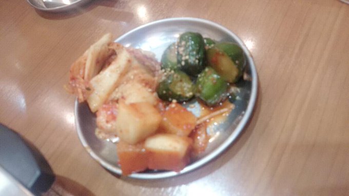 晩御飯は焼き肉ヽ(・&forall;・)ノ✨✨ まだお肉とスープしかきてないけど&epsilon;=&epsilon;=(ノ≧&nabla;≦）ノ http://t.co/TbmGMnqaro