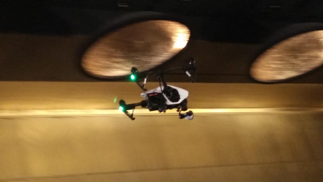 sanmansp's tweet image. #awsenterprise drone entertaining the crowd