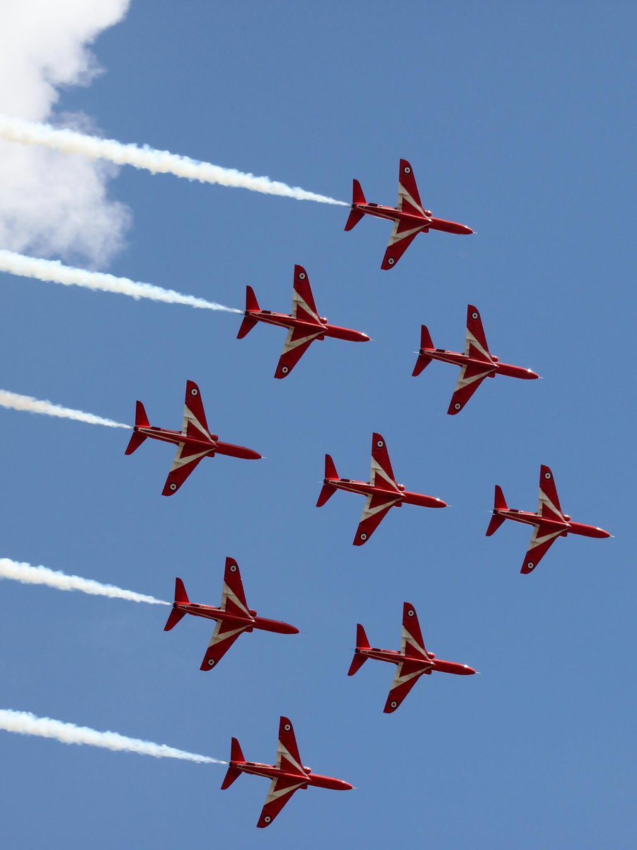 BOB75Airshow's tweet photo. Red arrows displaying at Headcorn 16th August. http://t.co/kX0e0AGjjx http://t.co/75F77FuQRV