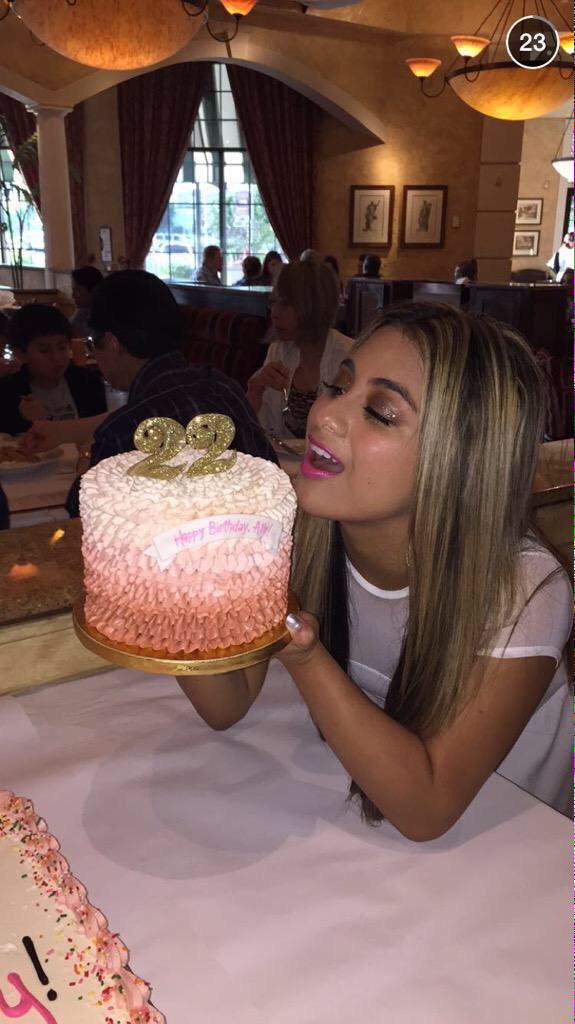 emisuepov's tweet image. ally brooke é sim a mais rica e fina do fifth harmony #LoopOff5H