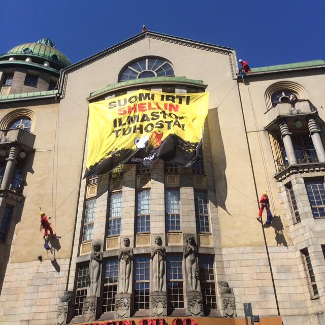 GreenpeaceSuomi's tweet image. Tästä se alkaa! Vedetään Suomi irti Shellin ilmastotuhosta! #helsinkivsshell #PeopleVsShell helsinkivsshell.tumblr.com