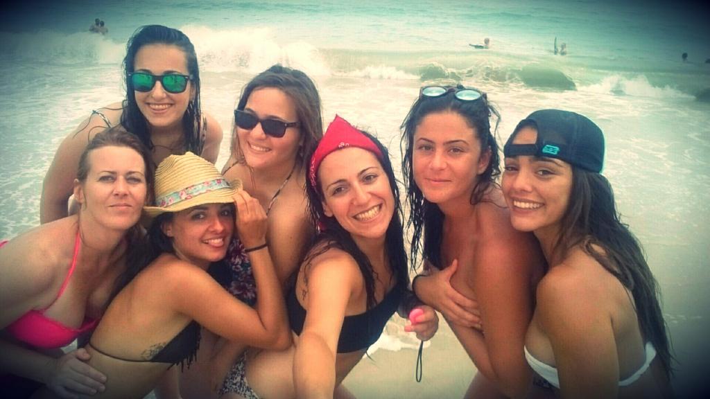 NuriRoblesQ's tweet photo. Día de playa! 🌴🌊🏊☁
#asísi #mischicasfarmacia #vacaiones #summer2015 #beach #Alacant http://t.co/t8yeLtBUtm