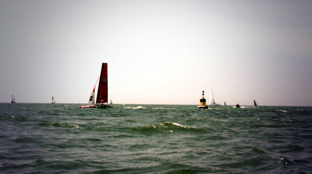 tourvoile's tweet photo. Passage bouée extrême nord : 1- @GrandeurNaturev 2- @GroupamaCammas 3- @spindriftracing 4- @Vincent_Riou http://t.co/dFBuoQpdRJ