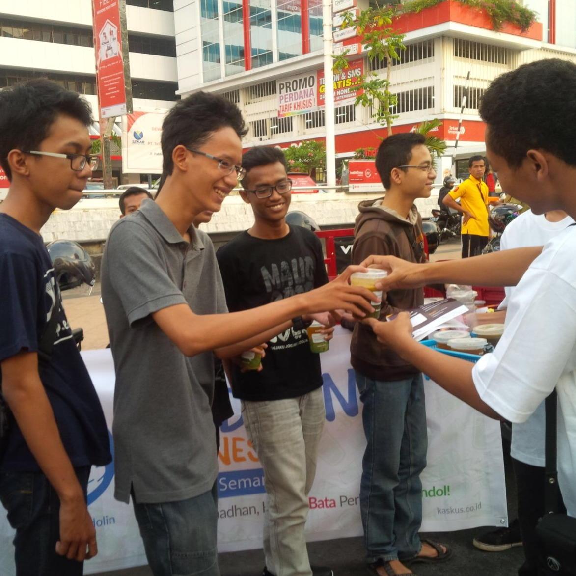 Rekor Dunia MURI Pembagian Cendol Terbanyak oleh Kaskuser di seluruh Nusantara 19.450 gelas. 'Cendolin Indonesia'