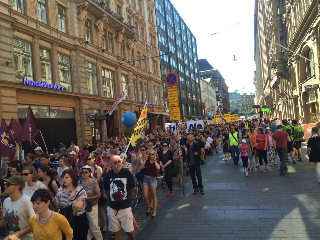 GreenpeaceSuomi's tweet image. Murtajat kotiin! Murtajat kotiin! Vai mitä @juhasipila #HelsinkiVsShell #peoplevsshell