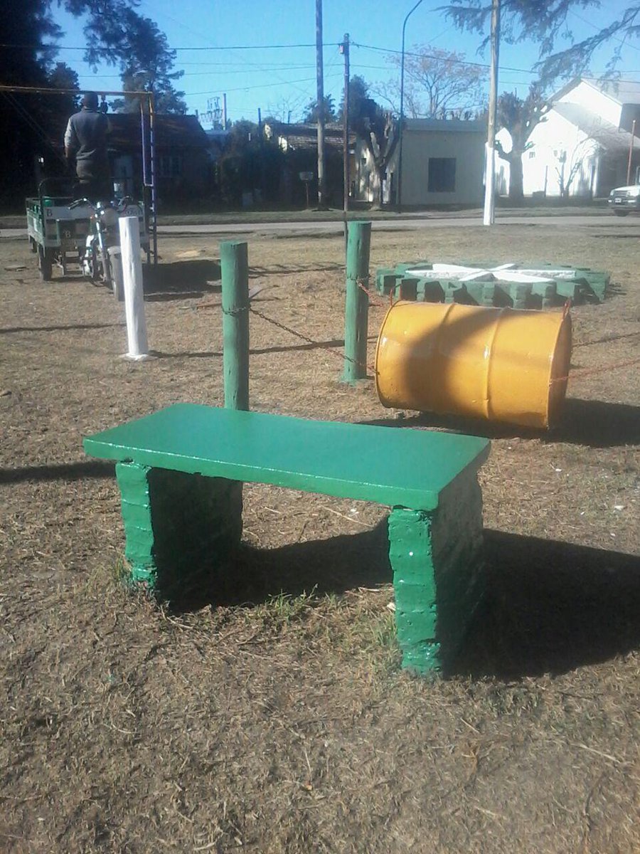 DiegoGarridoOK's tweet photo. La cuadrilla mejora la plaza de barrio #Ipona #Glew limpiando y pintando juegos y mobiliario http://t.co/ehvyEj8IzC