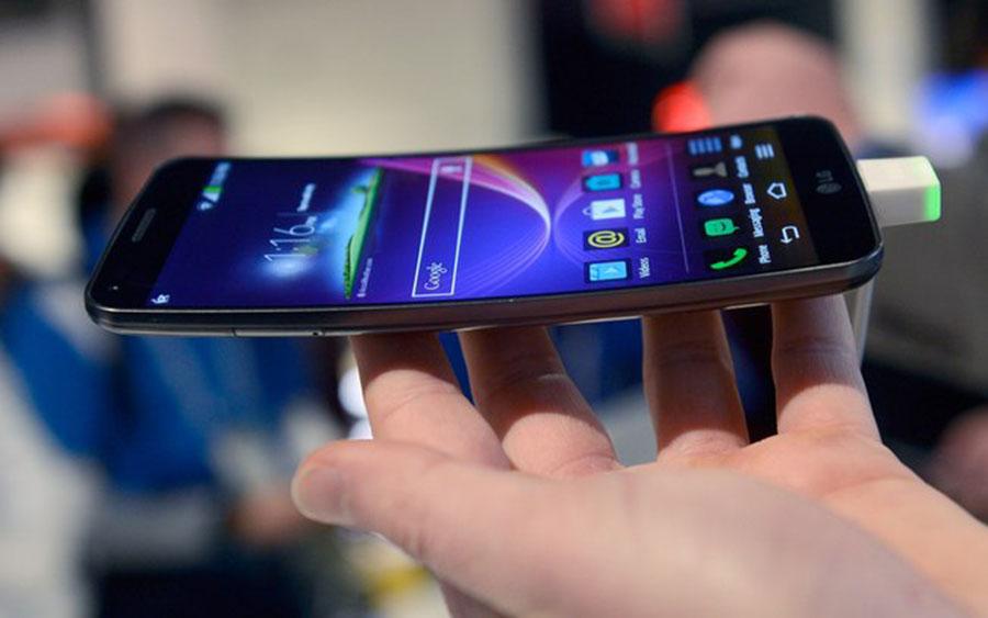 tecmaisblog's tweet photo. Celular com tela curva: por ... - http://t.co/v7PNuRxmV0 #Buscapé #LGGFlex #SamsungGalaxyS6Edge #TelaCurva http://t.co/N1SaVIYxXt