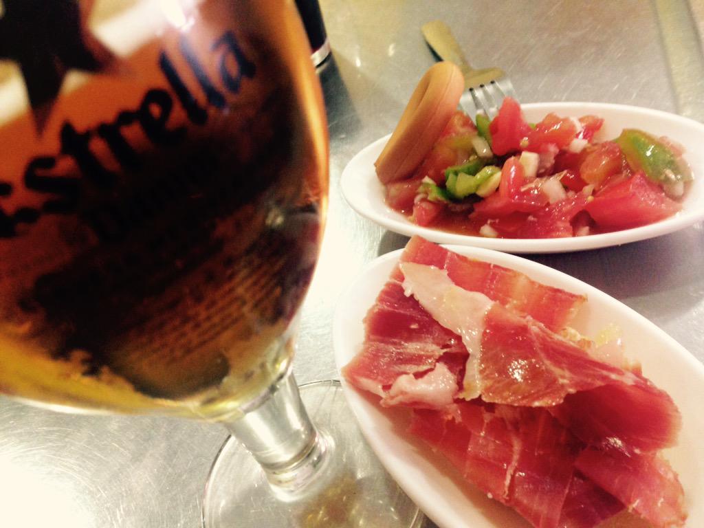 jordisarda13's tweet photo. @jordisarda13: Pues ja hi som!!!
Avui bon parnilet i cervezeta fresca a #BarMadison http://t.co/bpNydeOPu7