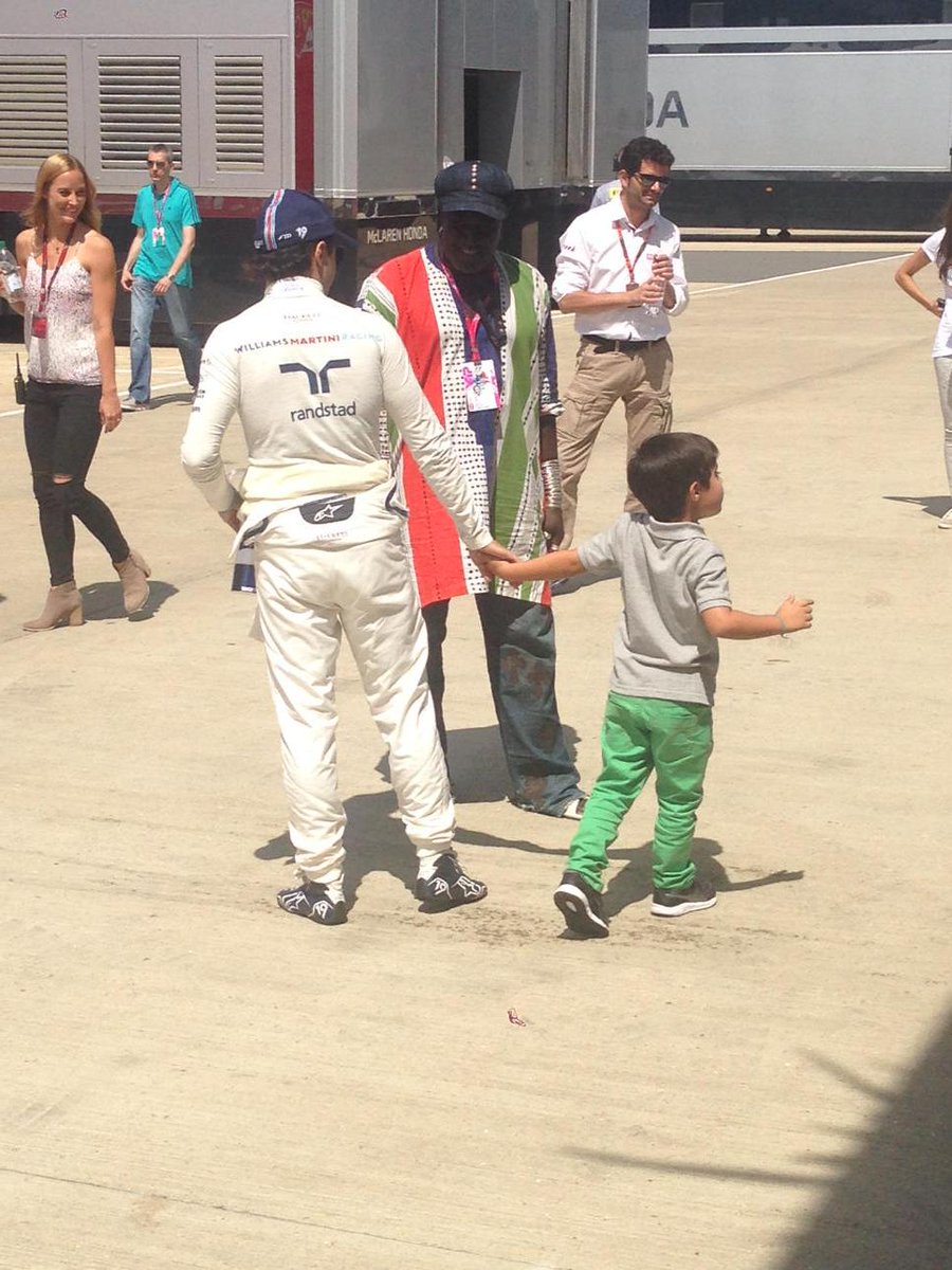 GripF1's tweet photo. Mamma oggi vado al lavoro con papà #silverstone @MassaFelipe19 http://t.co/FQTGk9RaNA