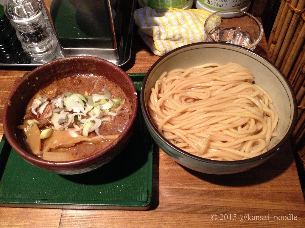 kansai_noodle's tweet photo. 【群青】(大阪･天神橋筋六丁目)
定番の魚介豚骨ながらも、群を抜いた濃度で他の追随を許さぬ個性を誇るつけそば二代目300g(¥800)には、低加水の自家製極太麺が己の存在を主張しながらも容赦なくつけダレを絡めてゆく、唯一無二のつけ麺。https://t.co/QIbLrycAcG
