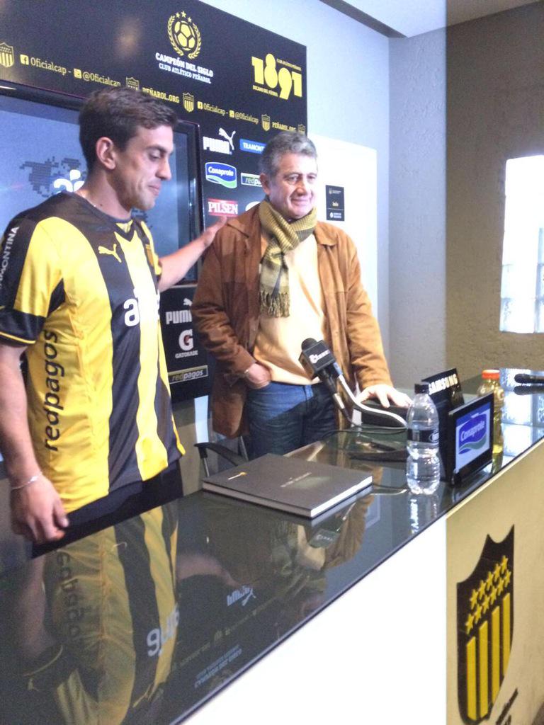 Tenerifemania's tweet photo. Ifrán ya se puso la camiseta de #Peñarol  vía @OficialCAP http://t.co/hkD9J1ue8K