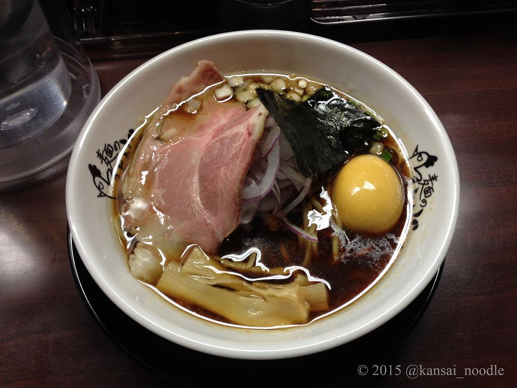 kansai_noodle's tweet photo. 【麺のようじ】(大阪･日本橋)
醤油そば(¥780)は、鶏をベースに様々な素材を用いた複雑な醤油スープに、豚レアチャーシュー･鶏のローストチャーシューを計3枚、さらに味玉一個と数種のネギがトッピングされた具の豊富さが魅力的な一杯。https://t.co/rAWjNvgJxF