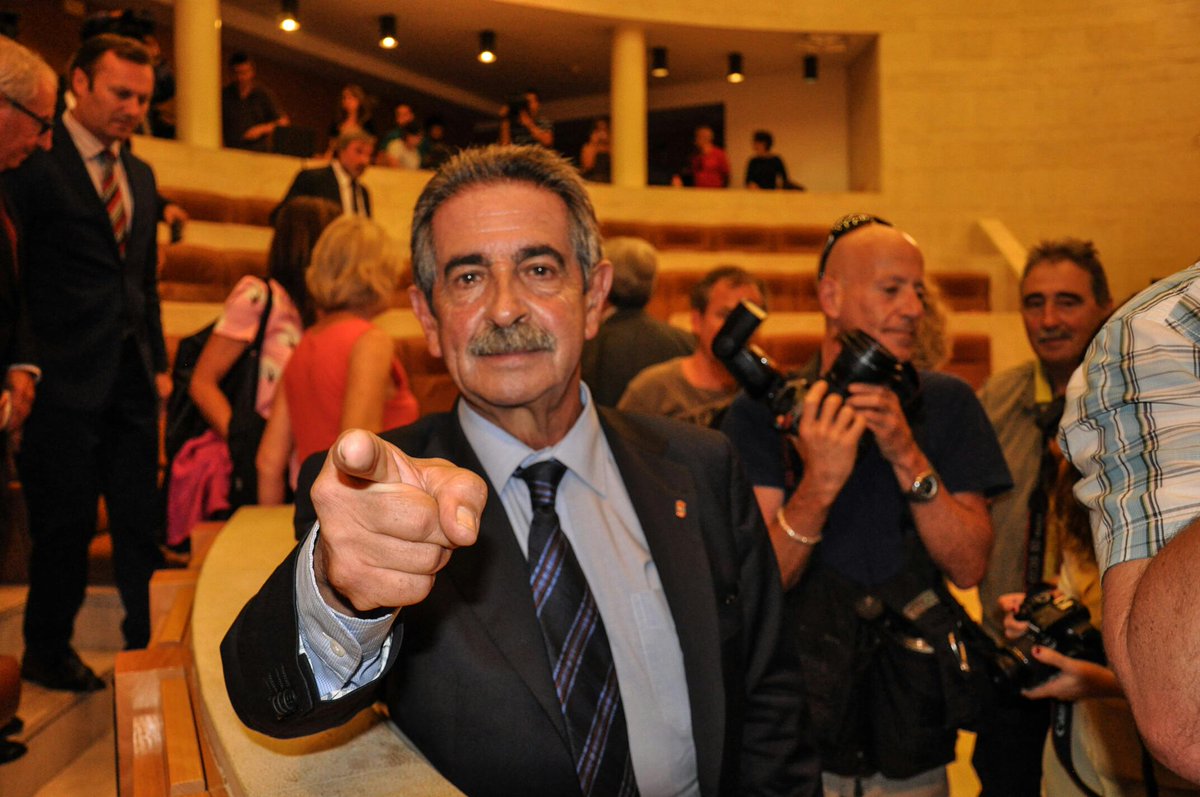 RevillaMiguelA's tweet photo. He vuelto. Para todos vosotros la primera foto, ya soy Presidente http://t.co/KvpCCqpzK2
