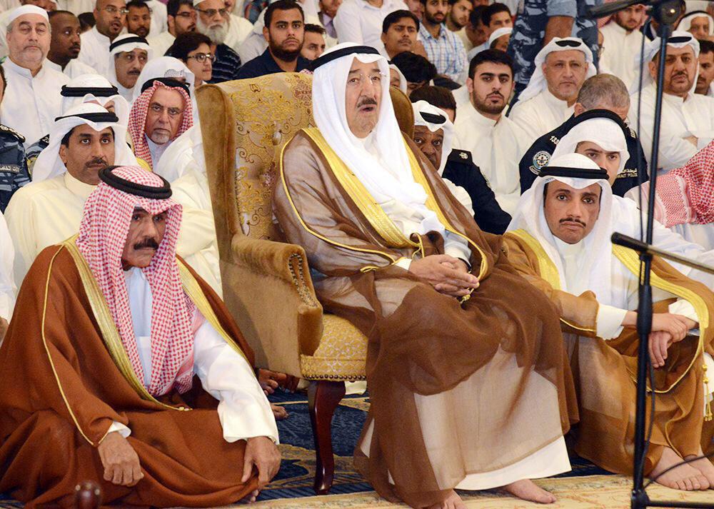 AleradaNews's tweet photo. بالصور: سمو الأمير وسمو ولي العهد يؤدون صلاة الجمعه في المسجد الكبير http://t.co/zITP4wMFNv