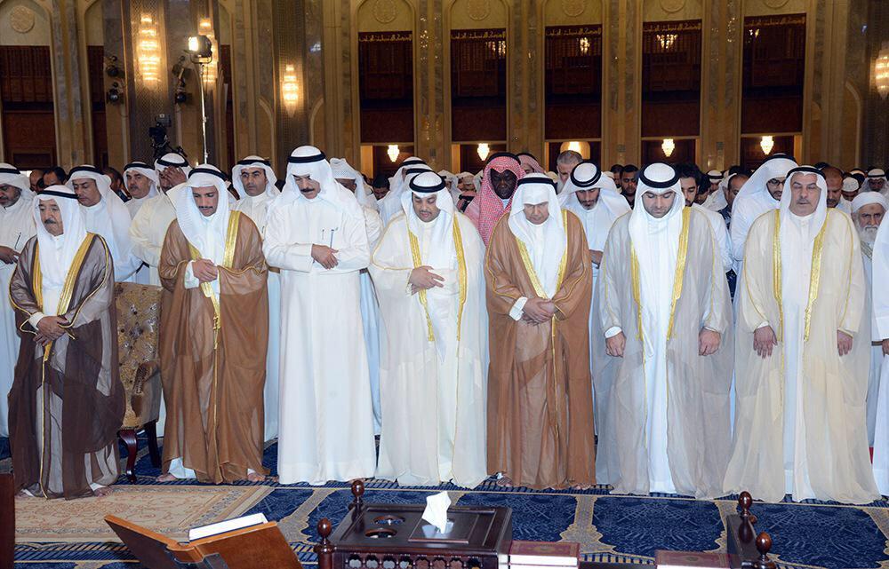 AleradaNews's tweet photo. بالصور: سمو الأمير وسمو ولي العهد يؤدون صلاة الجمعه في المسجد الكبير http://t.co/zITP4wMFNv